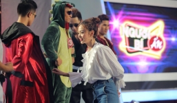 Minh Hằng được mý nam 6 múi nhấc bổng bằng 1 tay